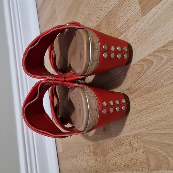 Womens UGG red leather sandals with leather insoles - Picture 3 of 8